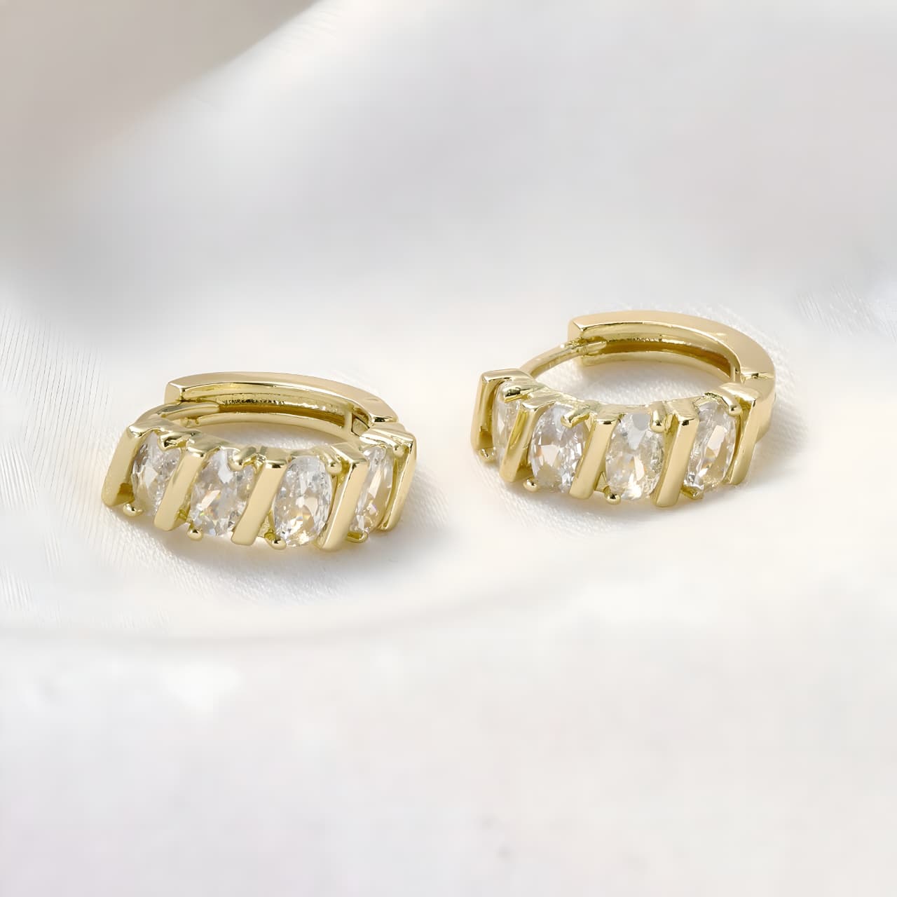 Light Line Earrings by Gleamy