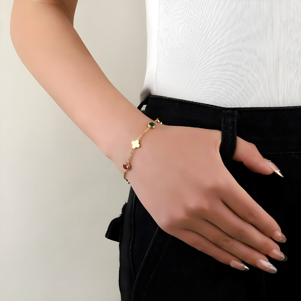 Sprakling Gems and Clover Gold Bracelet by Gleamy