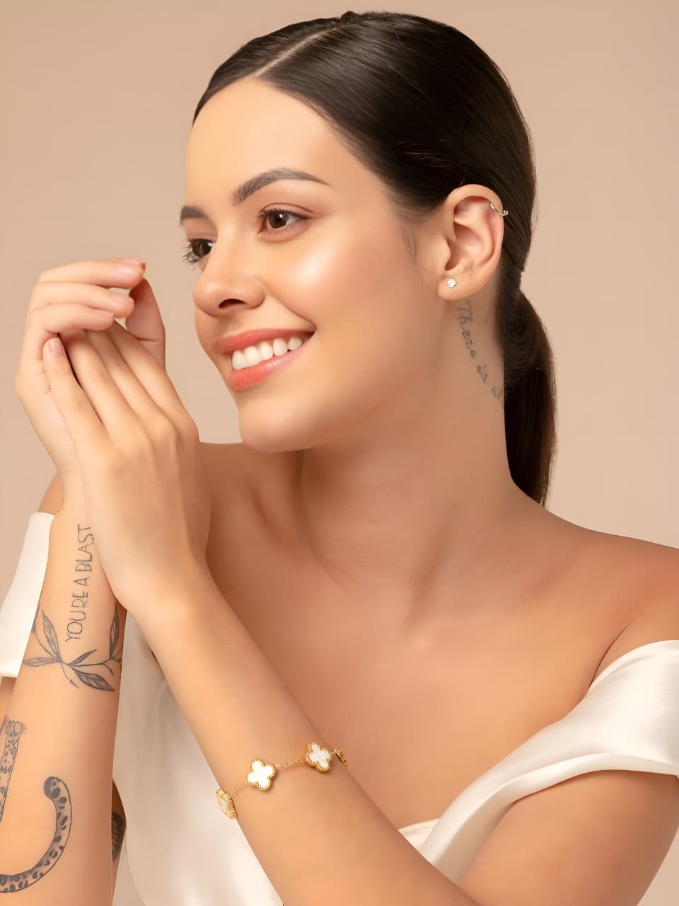 Victorian White Bracelet by Gleamy