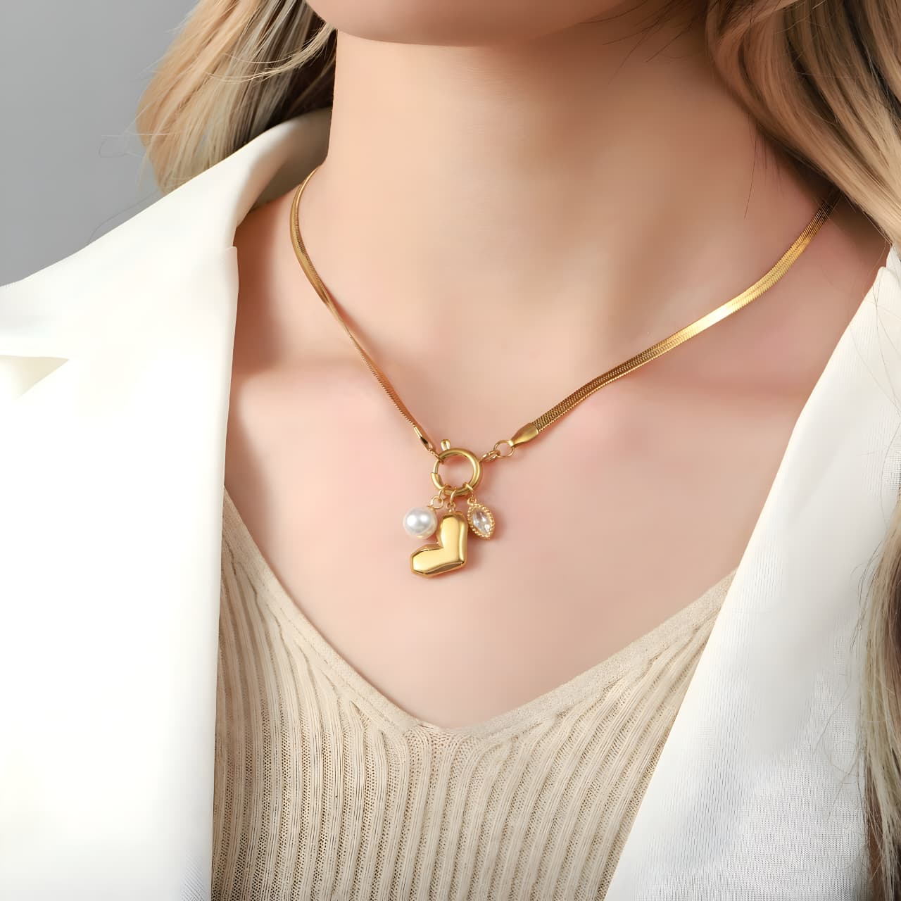 Lustrous Pearl Necklace by Gleamy