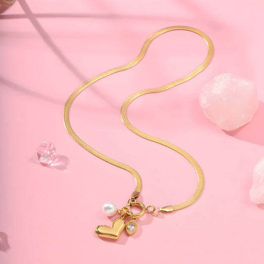 Lustrous Pearl Necklace by Gleamy